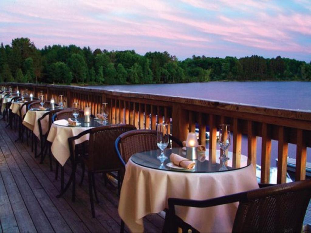 Taboo Muskoka Hotel Gravenhurst Exterior photo
