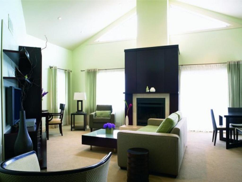 Taboo Muskoka Hotel Gravenhurst Exterior photo